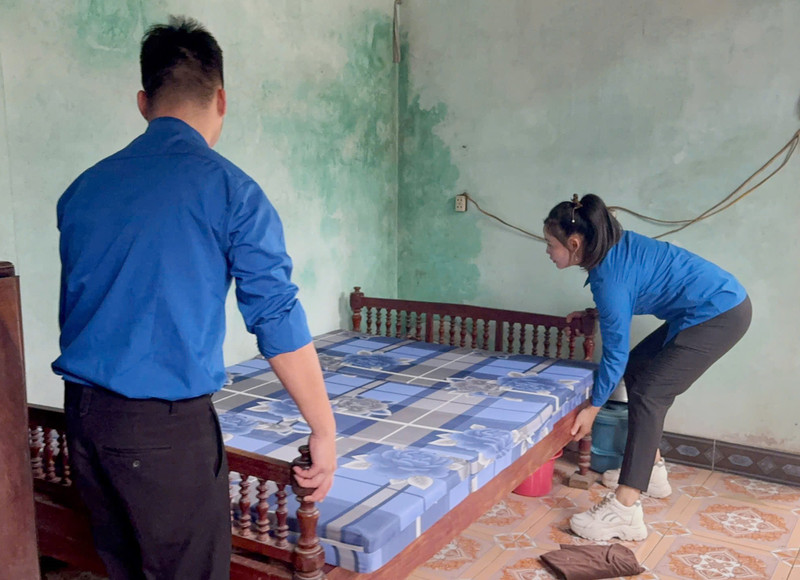 Thanh niên Phú Thọ giúp người nghèo neo đơn dọn nhà đón Tết