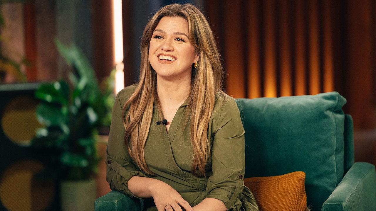 Kelly Clarkson ends Emmy-winning talk show to focus on kids after ex-husband’s death<br>