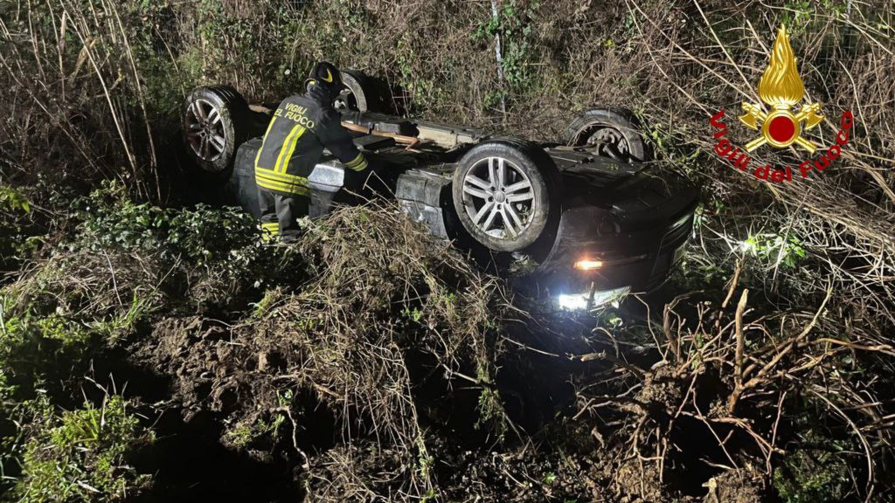 Un'auto esce di strada e si ribalta in A14 a Porto San Giorgio