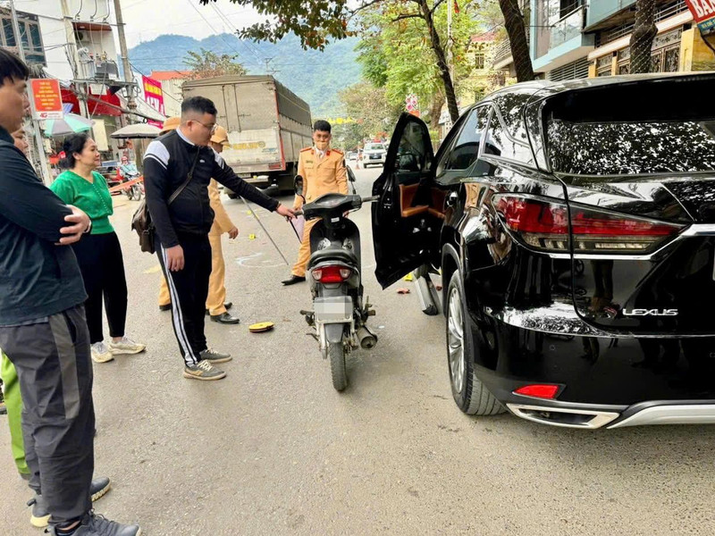 Khởi tố lái xe mở cửa ô tô không quan sát kỹ gây tai nạn chết người