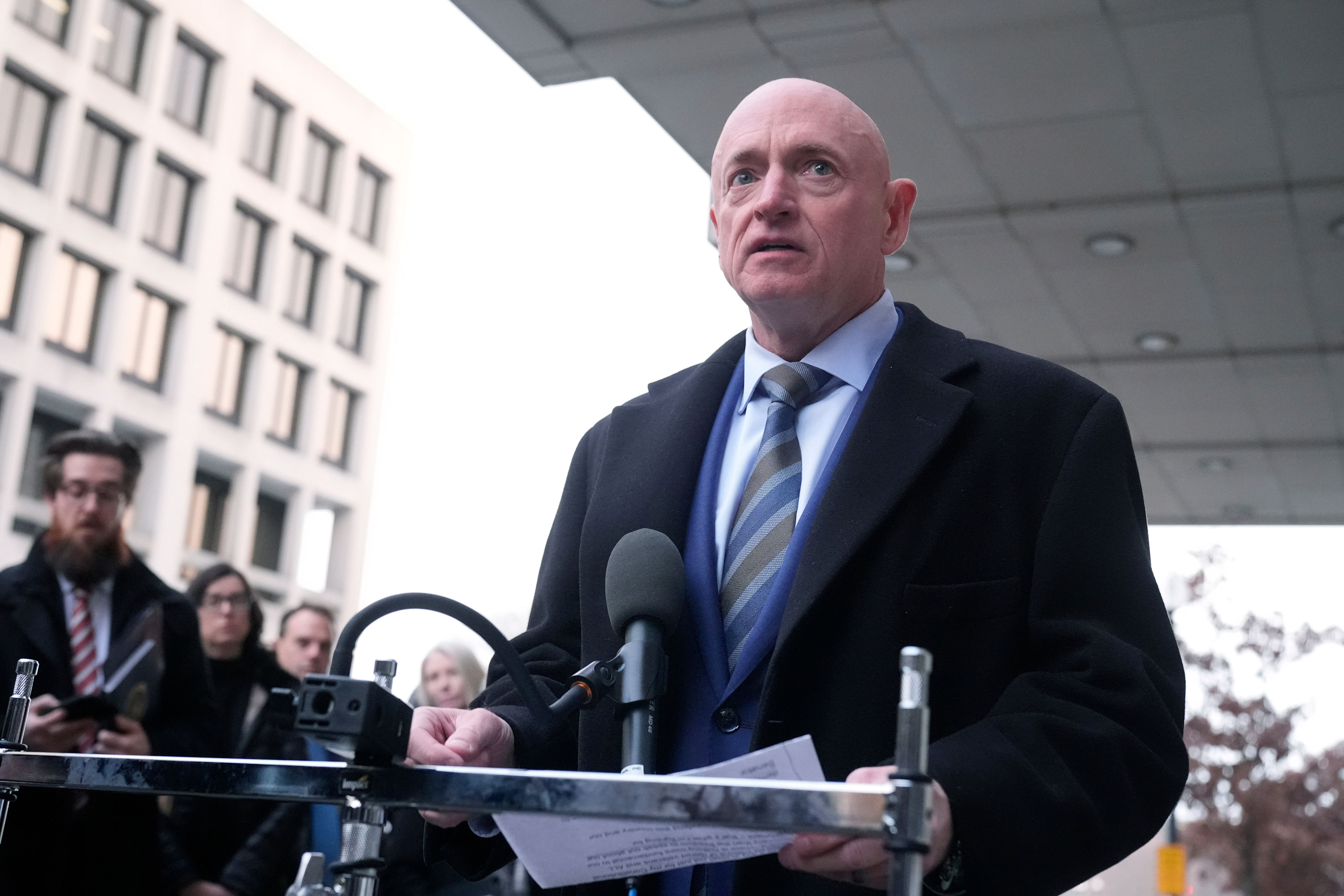 GOP‑appointed judge warns of "chilling effect" in Mark Kelly censure case<br>