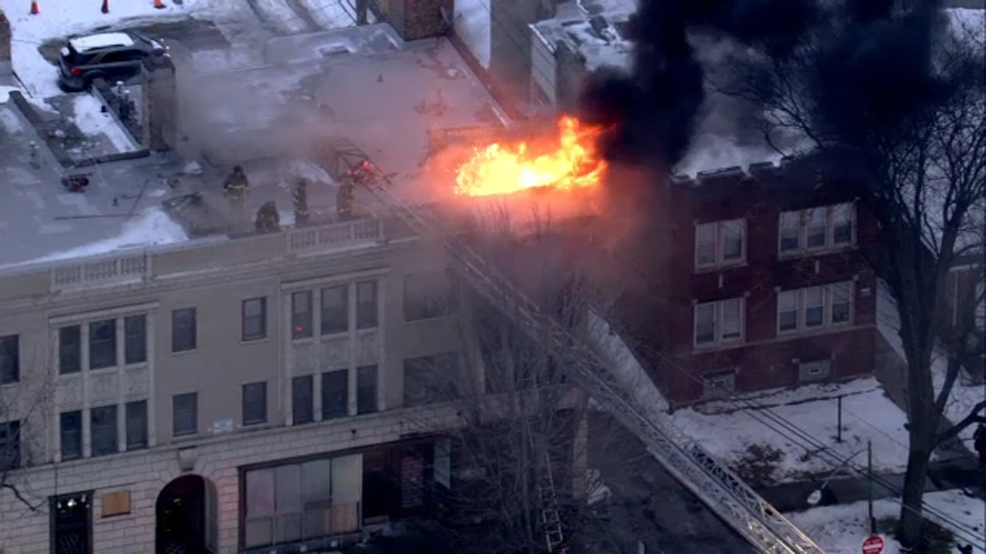 CFD battles large apartment building fire on South Side | Live