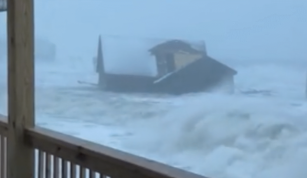 4 Outer Banks homes fall into the ocean amid powerful winter storm