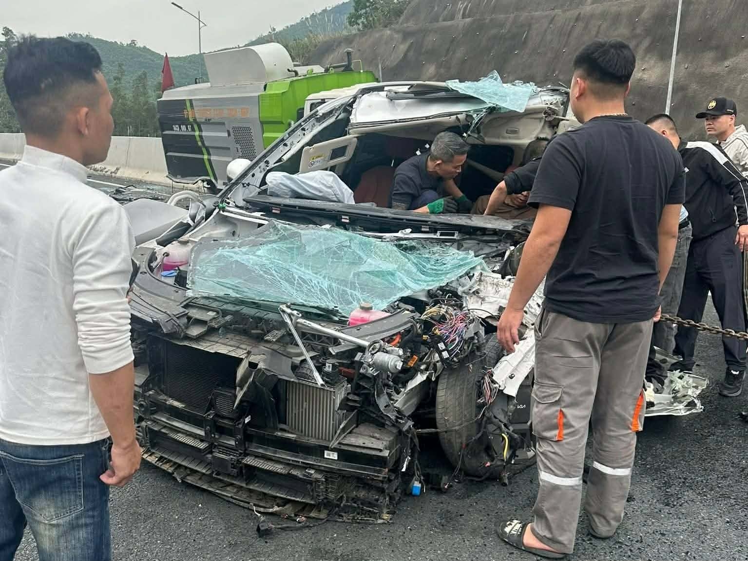 Ôtô 7 chỗ tông đuôi xe hút bụi trên cao tốc Hải Phòng - Móng Cái