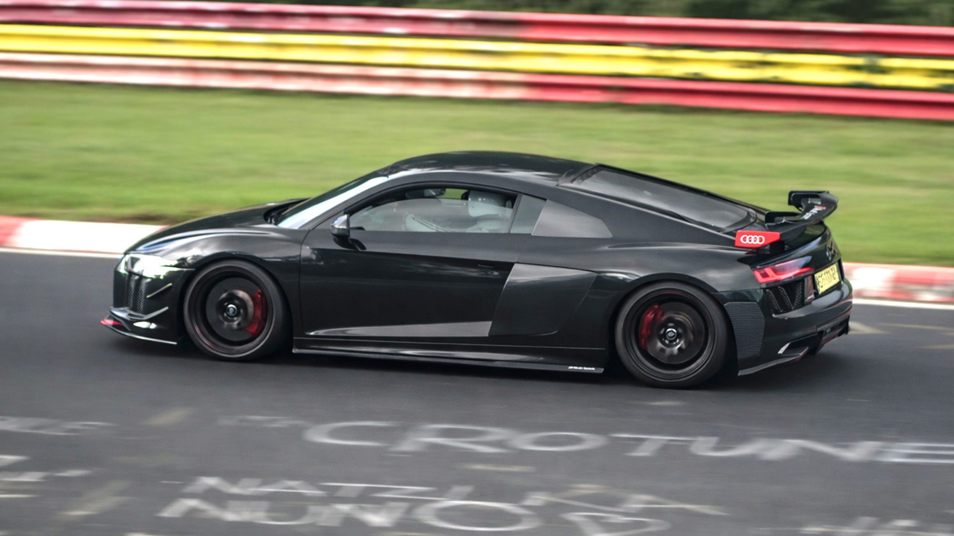 Audi R8 RS voluit over de Nürburgring Nordschleife