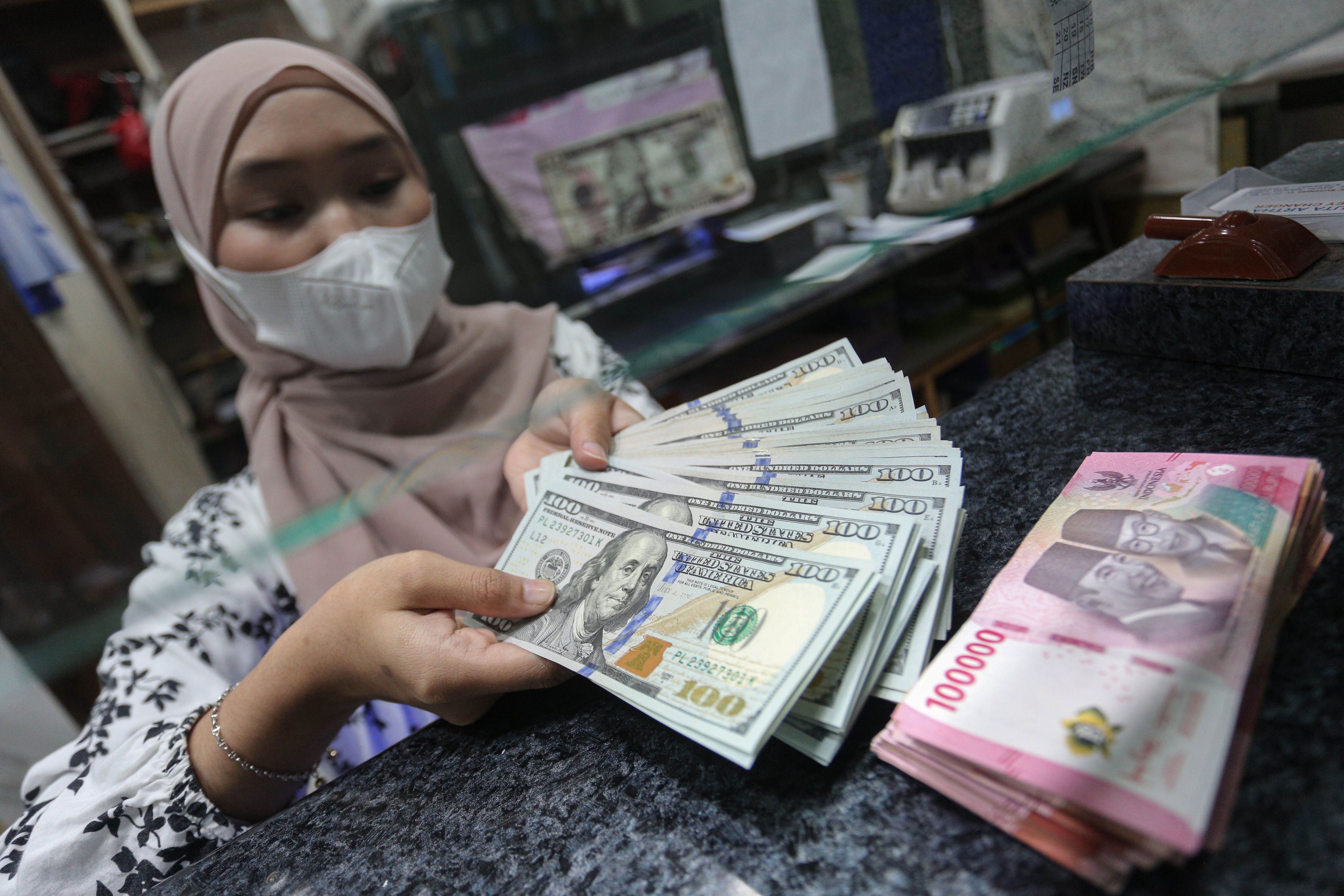 Rupiah jatuh ke 16.783 per dolar AS akibat data ekonomi AS