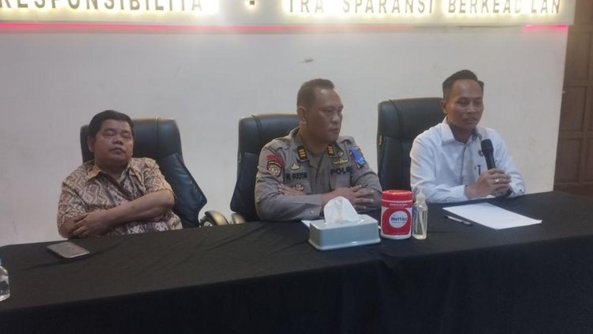 KORBAN JADI TERSANGKA - Kepala Satuan Reserse Kriminal (Reskrim) Kepolisian Resor Kota Besar (Polrestabes) Medan, AKBP Bayu Putro Wijayanto (kanan) memberikan keterangan saat konferensi pers di Mapolrestabes Medan, Senin (2/2/2026). (KOMPAS.com/CRISTISON SONDANG PANE)