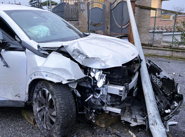 Auto si schianta contro un palo a Castel Gandolfo: ingenti danni e ...