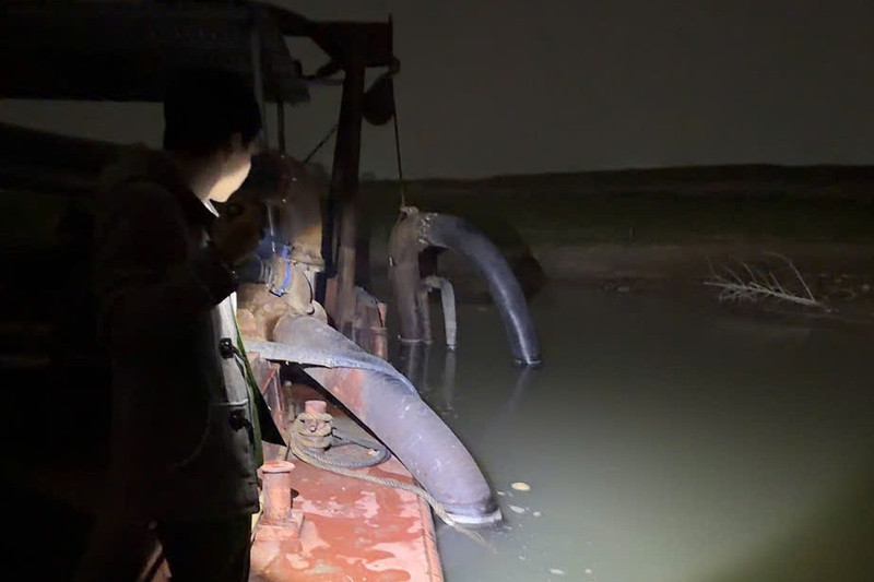 Bắt giữ 2 tàu cát tặc