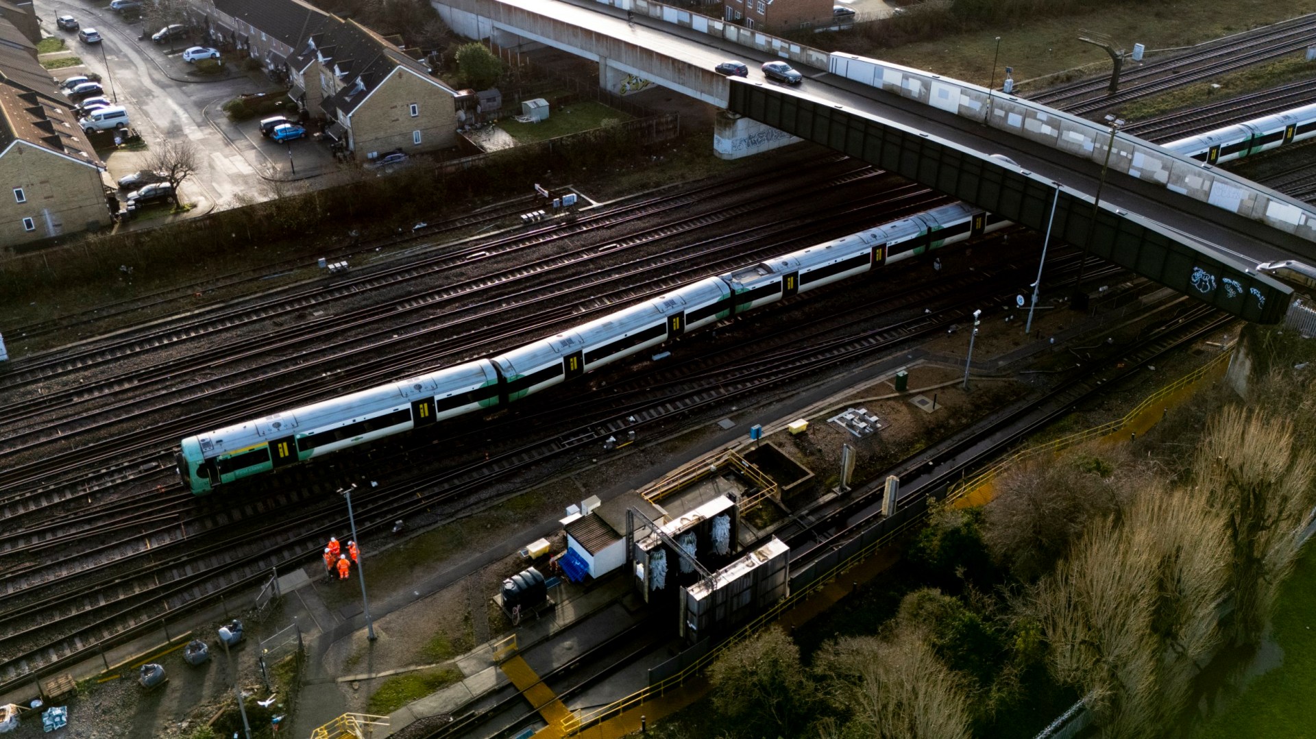 train-derails-in-south-london-causing-delays-expected-to-last-all-day