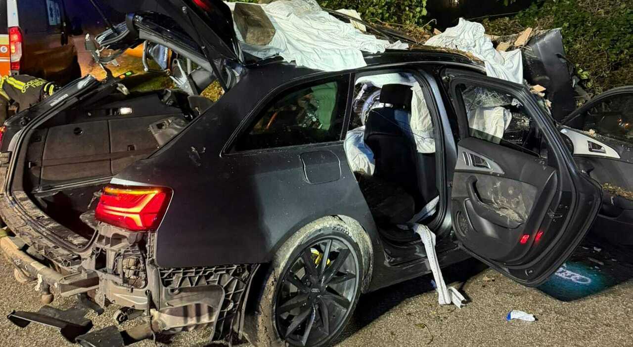 Perde il controllo dell'Audi A6, si schianta contro il muro di una casa ...