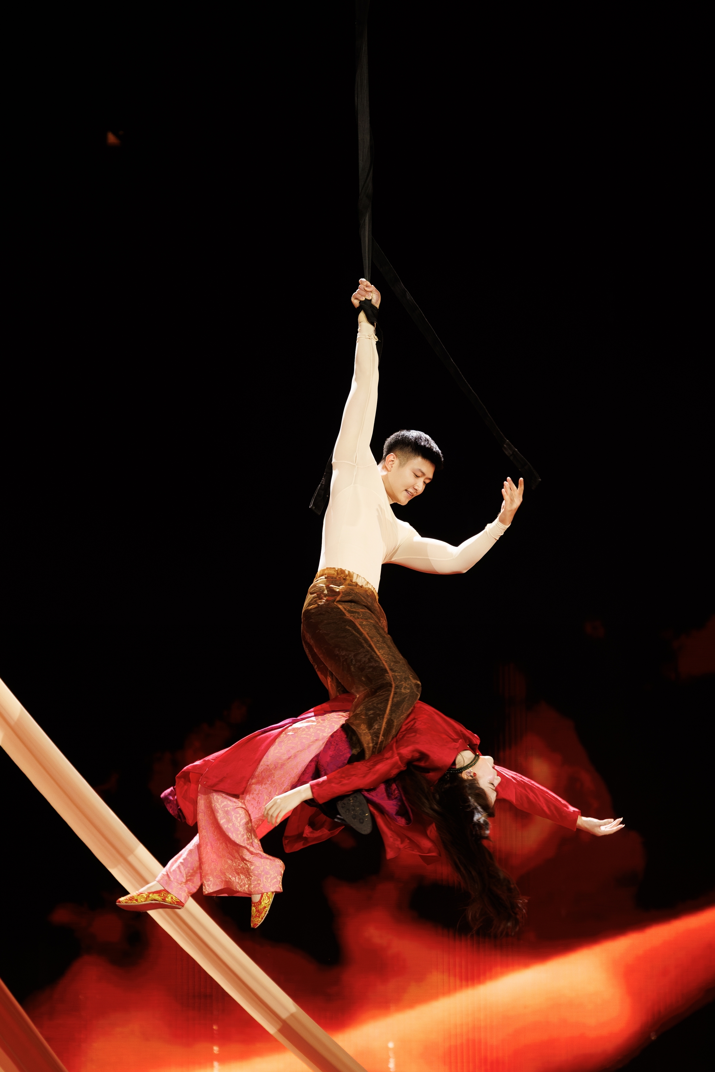 Màn đu dây của Hòa Minzy ở concert gây tranh luận