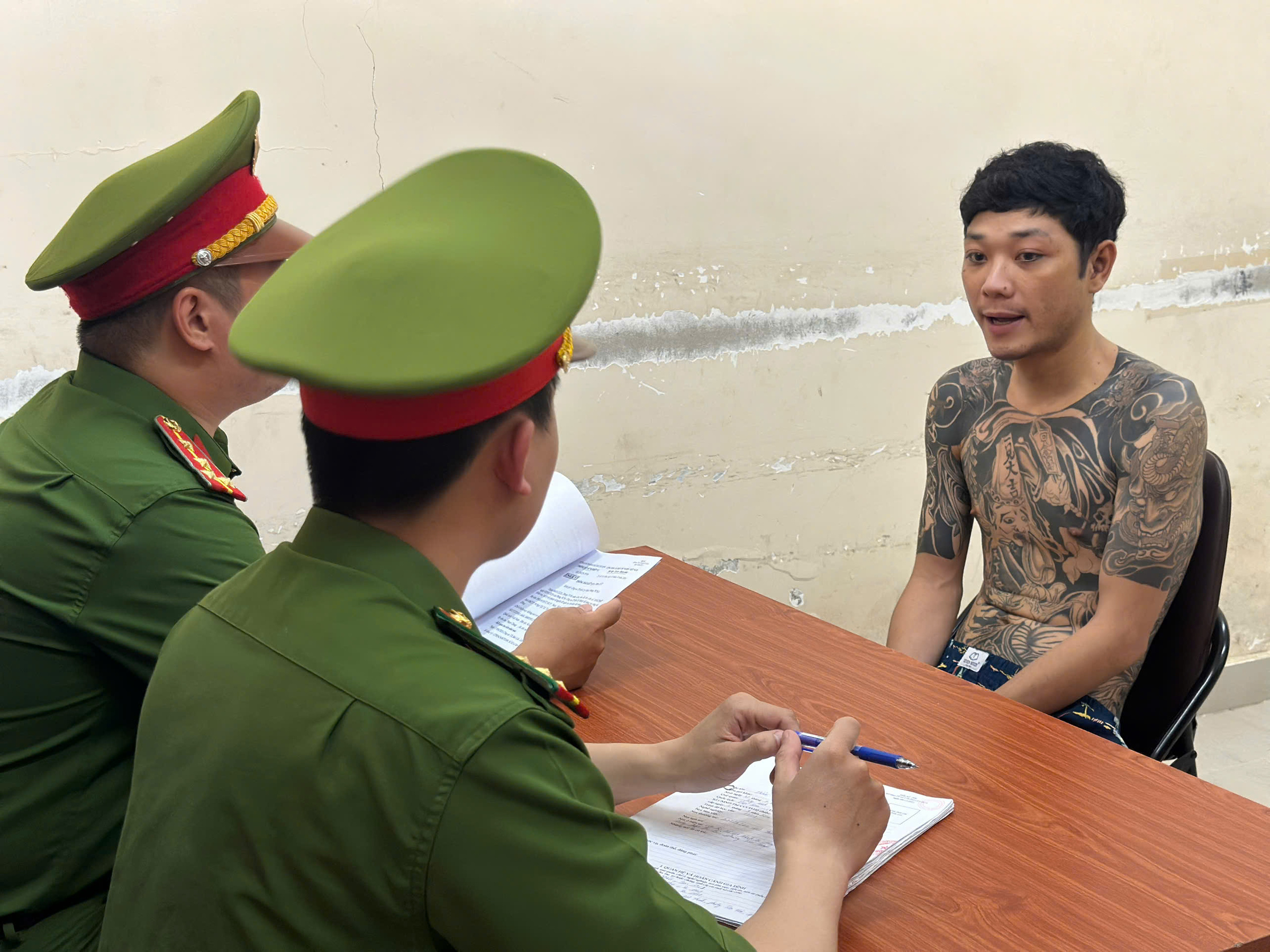 Trinh sát TP HCM lần theo dấu vết, bắt băng ma túy 36 người