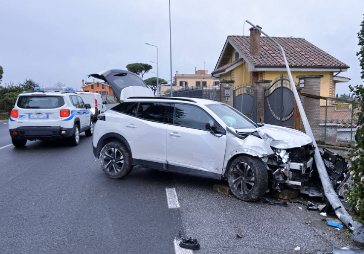 Auto si schianta contro un palo a Castel Gandolfo: ingenti danni e ...
