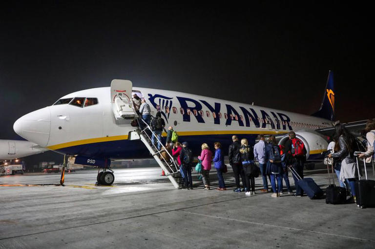 ryanair disposable vapes Flying with Your Vape - Can You Bring Vapes on Plane? main image 1