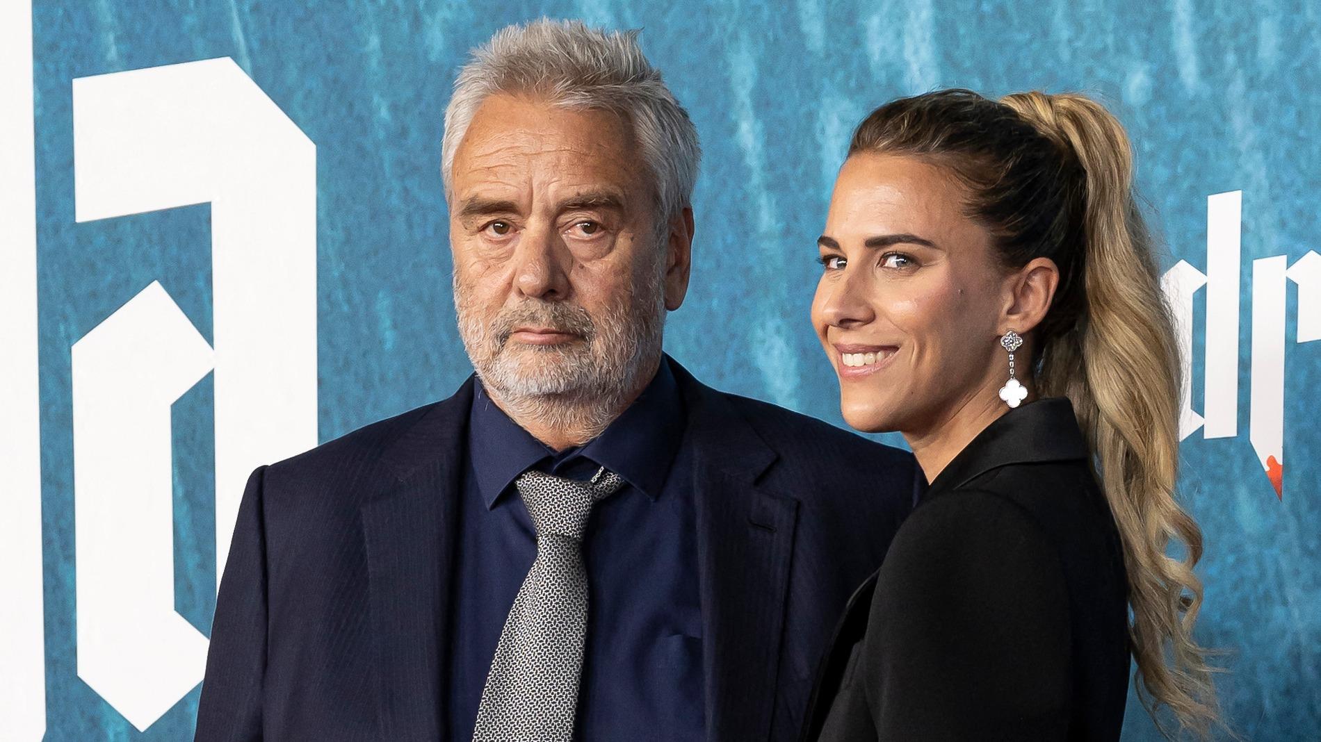 Luc Besson et Sarah Saldmann amoureux sur tapis rouge : main dans la ...