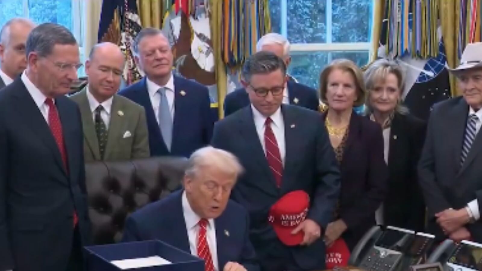 Trump firma la ley de asignaciones consolidadas de 2026 y reabre el ...