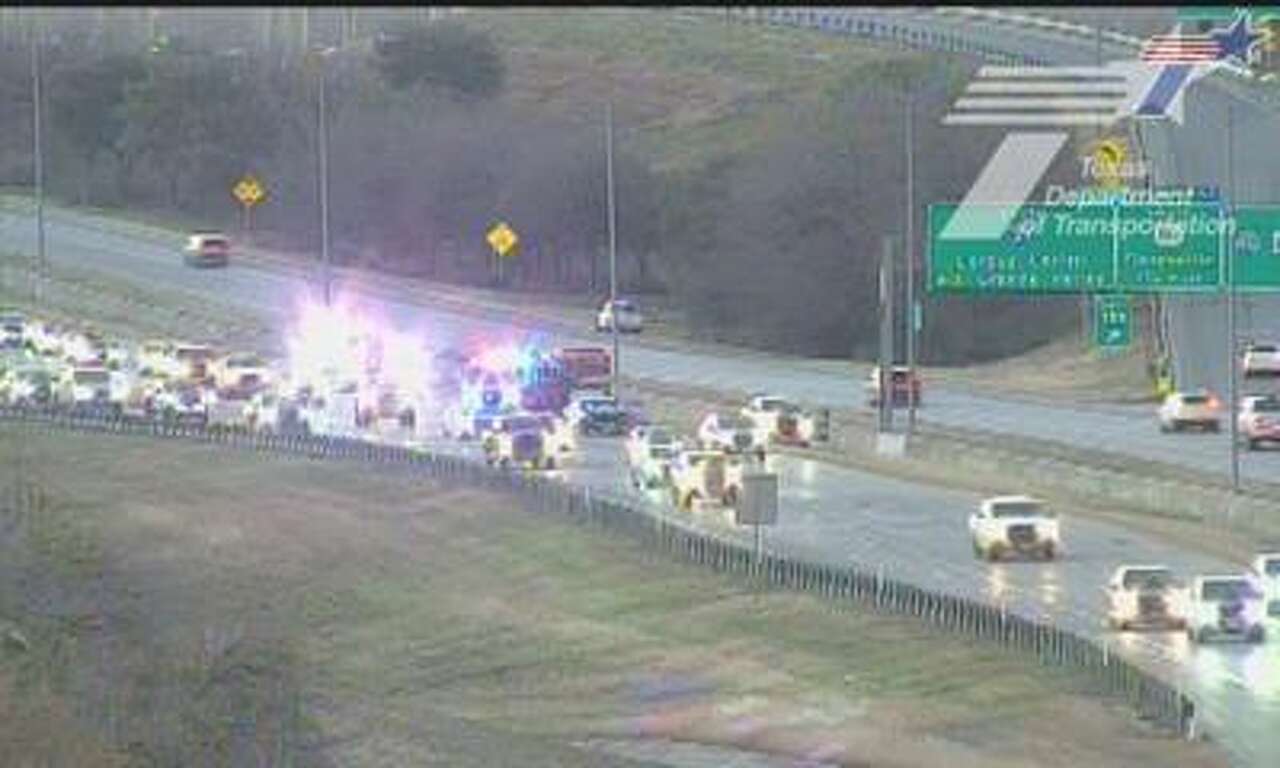 Major crash shuts down part of I-37 in San Antonio<br><br>