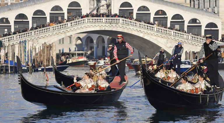 Carnevale, le Marie accendono la magia con il corteo acqueo in gondola ...