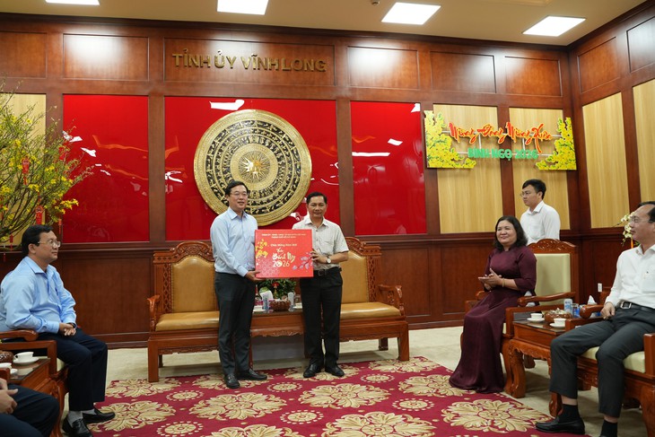 Phó bí thư thường trực Lê Quốc Phong thăm, chúc Tết Vĩnh Long, trao 500 triệu đồng chăm lo người dân