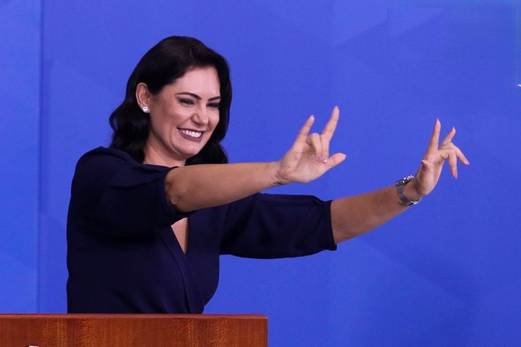 Michelle Bolsonaro faz sinal de libras (Valter Campanato/Agência Brasil)