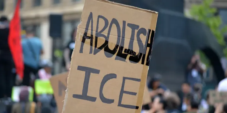 Anti-ICE groups tracks federal agents by setting up roadblock checkpoints