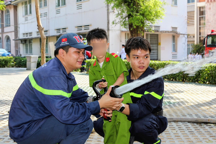 Tết đặc biệt của bệnh nhi Bệnh viện Nhi Đồng 2: Làm chiến sĩ nhí, ngồi xe đặc chủng