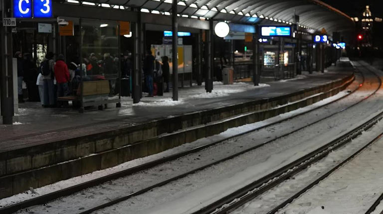 Γερμανία: Σοκ και θρήνος για τον θανατηφόρο ξυλοδαρμό του ελεγκτή από 26χρονο Έλληνα – «Μαύρη μέρα για όλους τους εργαζόμενους στους σιδηροδρόμους»