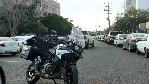 Asesinan a una mujer a balazos en el Centro de Gobierno; Fiscalía investiga