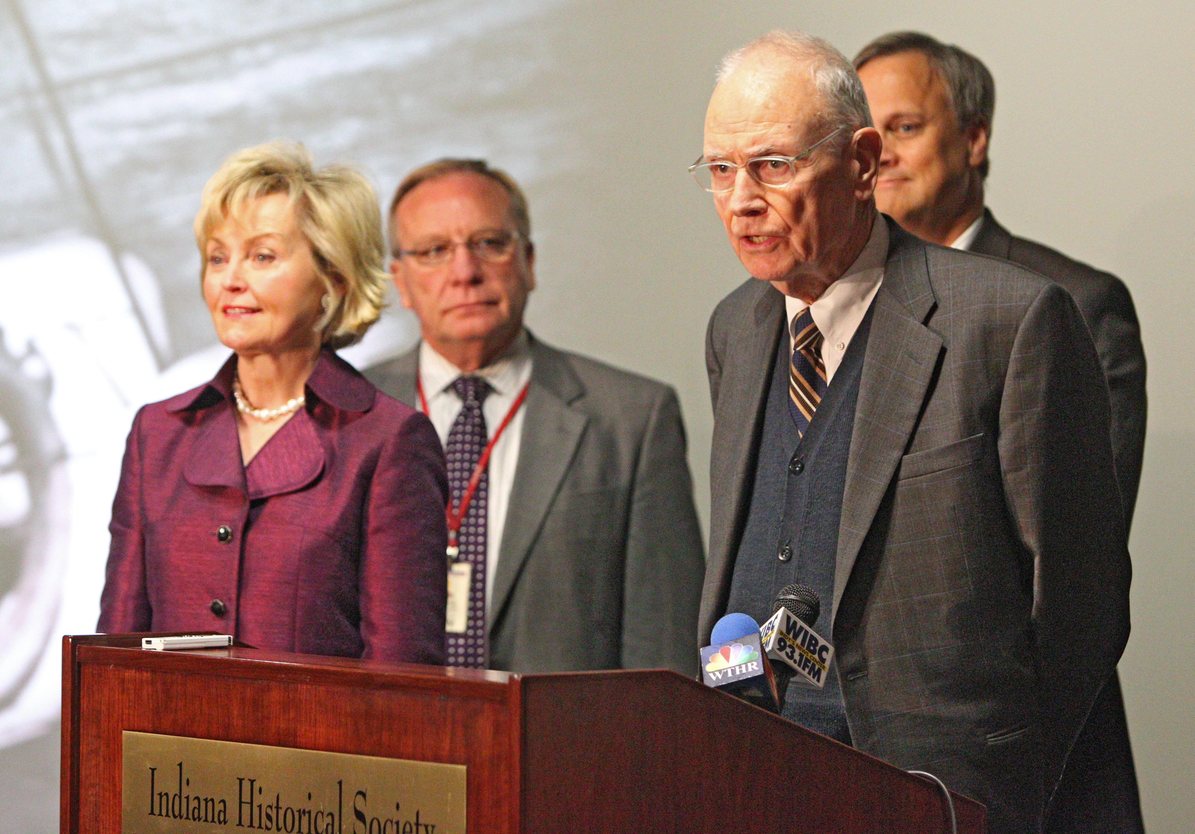 'Indiana lost a giant': Hoosiers mourn former US Rep Lee Hamilton