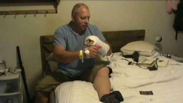 Bất thường của người chồng sau vụ 'súng cướp cò' bắn chết vợ trên giường