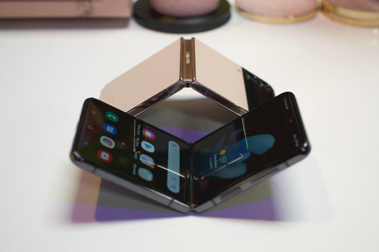 Apple could soon launch a clamshell-style foldable iPhone to rival ...