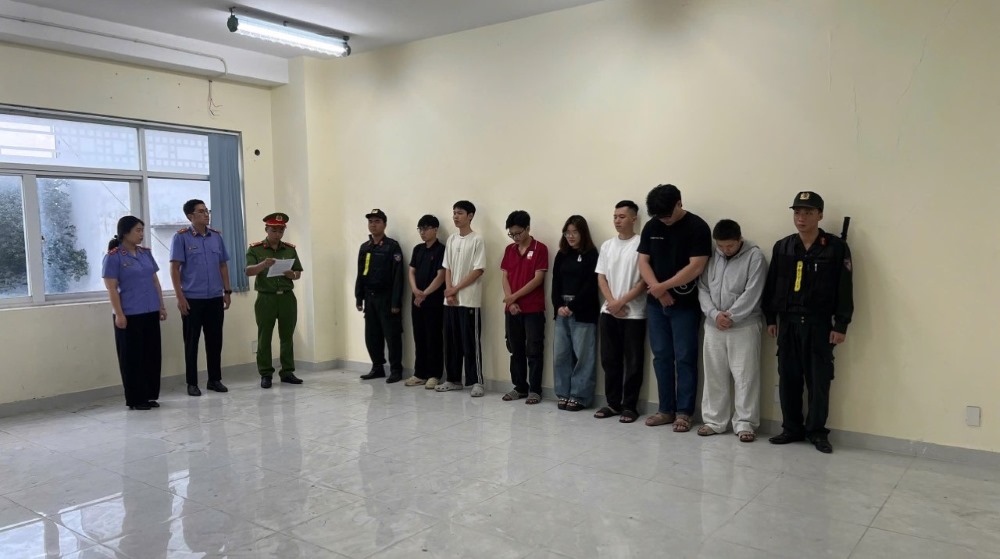 Khởi tố 7 đối tượng buôn bán thuốc lá điện tử số lượng lớn