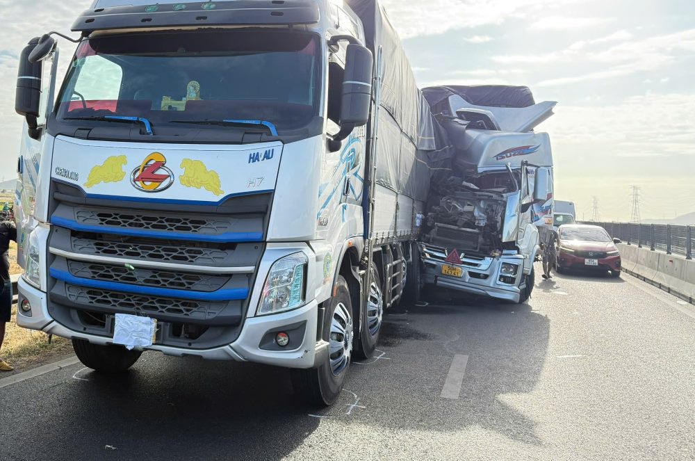 Xe tải biến dạng phần đầu sau cú tông trên cao tốc Vĩnh Hảo - Phan Thiết