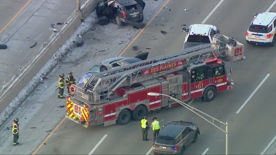 1 dead in rollover crash on Tri-State Tollway in Des Plaines<br>