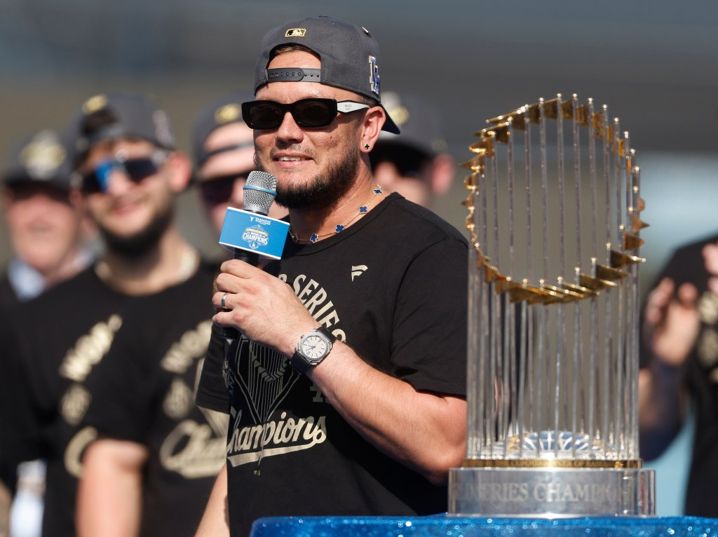 Dodgers’ Miguel Rojas returns on a $5.5 million free-agent deal