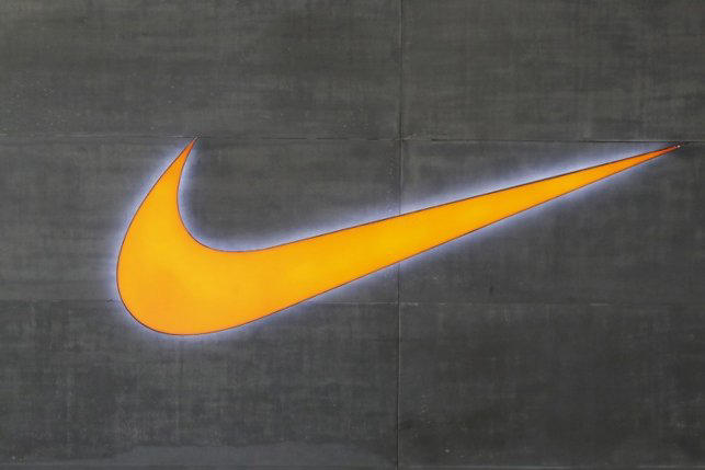 Acusan a Nike de discriminación a través de programas DEI
