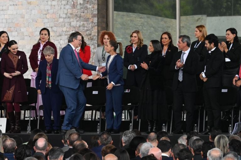 Marcelo Ebrard saluda a Claudia Sheinbaum durante la Primera Reunión Nacional de Promoción de Inversiones. Foto: Miguel Dimayuga