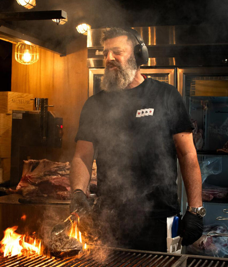 O Agrios the Dirty Butcher ψήνει κρέας χορεύοντας