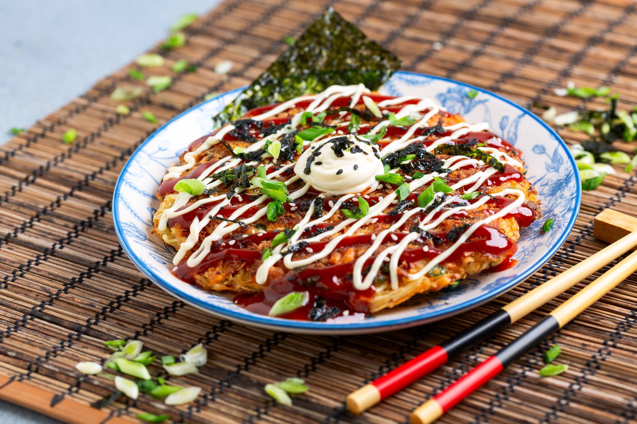 Okonomiyaki: Der herzhafte Pfannkuchen aus Japan
