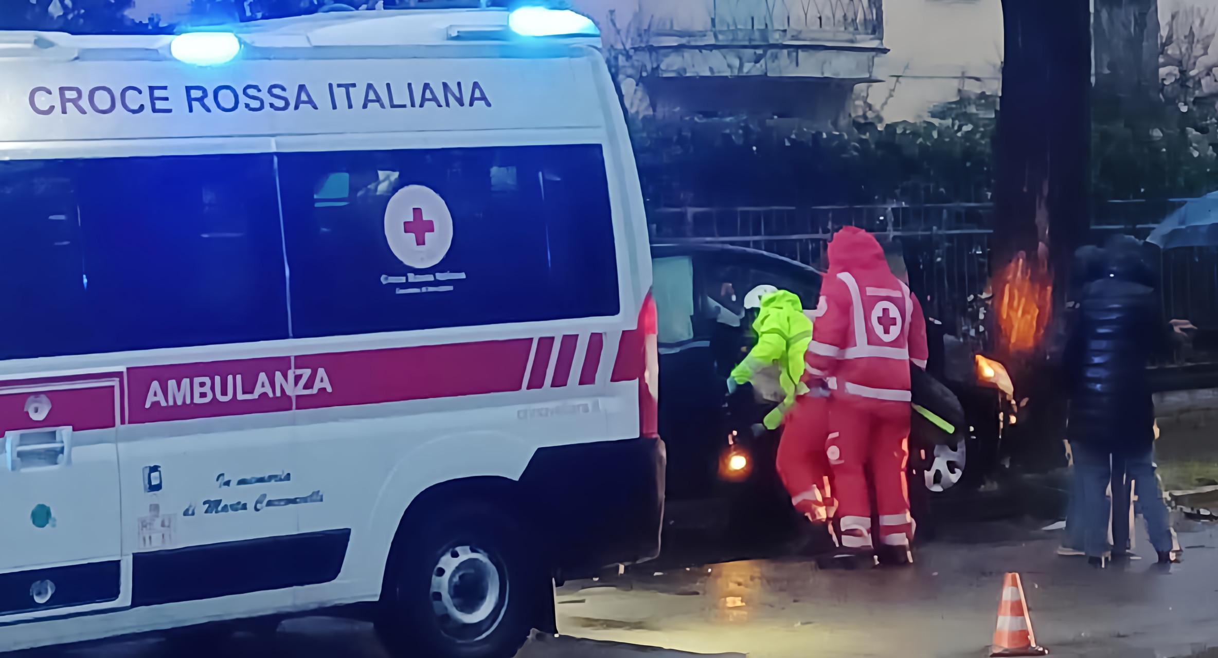Pensionato in auto si schianta contro un albero