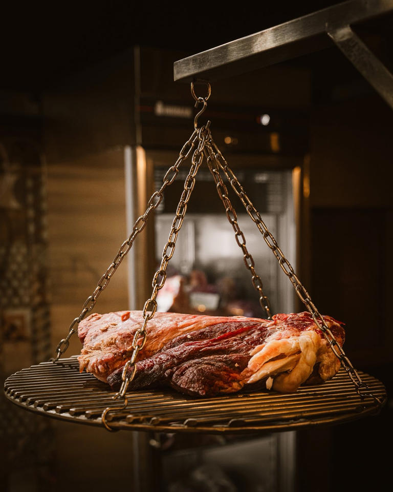 O Agrios the Dirty Butcher ψήνει κρέας χορεύοντας