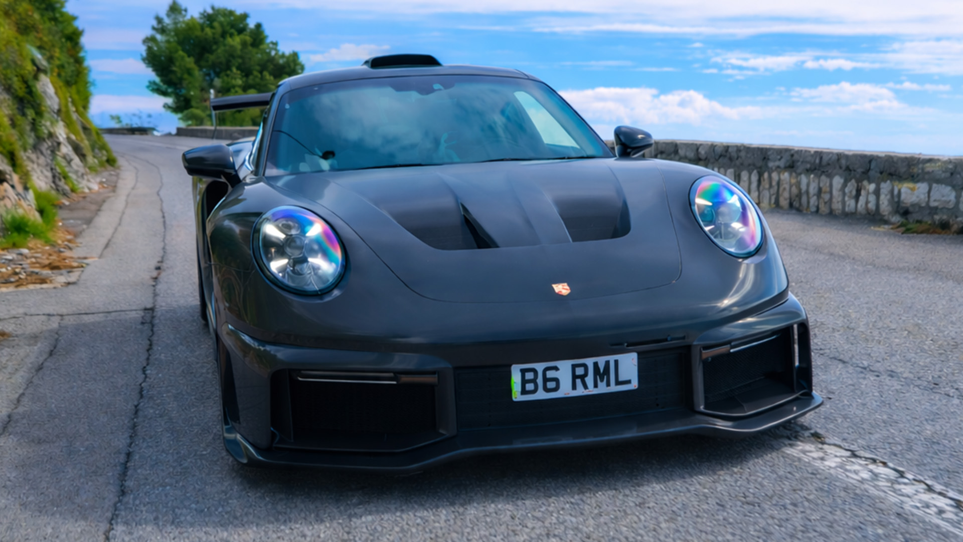 une-porsche-911-900-000-et-920-ch