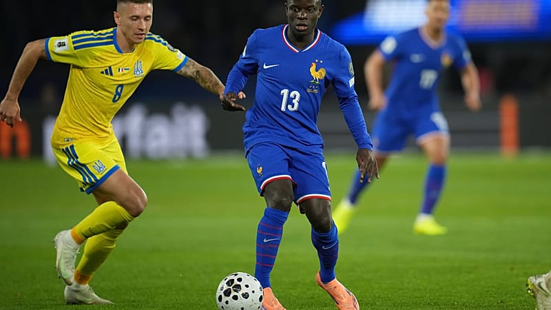 Le Français N'golo Kanté se bat pour le ballon contre l'Ukrainien Yehor Nazaryna lors d'un match de qualification pour la Coupe du monde 2026.