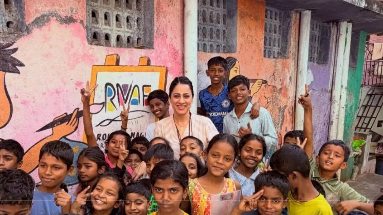 Indian teacher Rouble Nagi, who painted educational murals across slums,  wins Global Teacher Prize