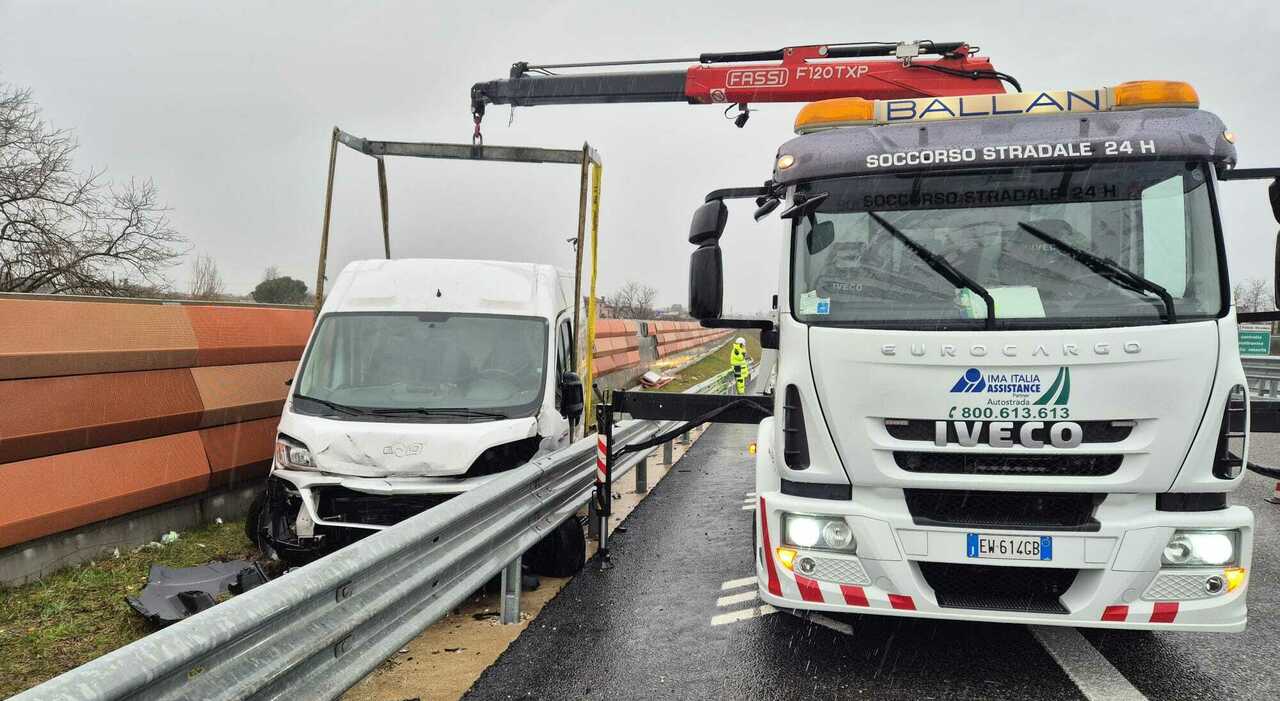 Furgone esce fuori strada e finisce incastrato oltre il guard rail ...