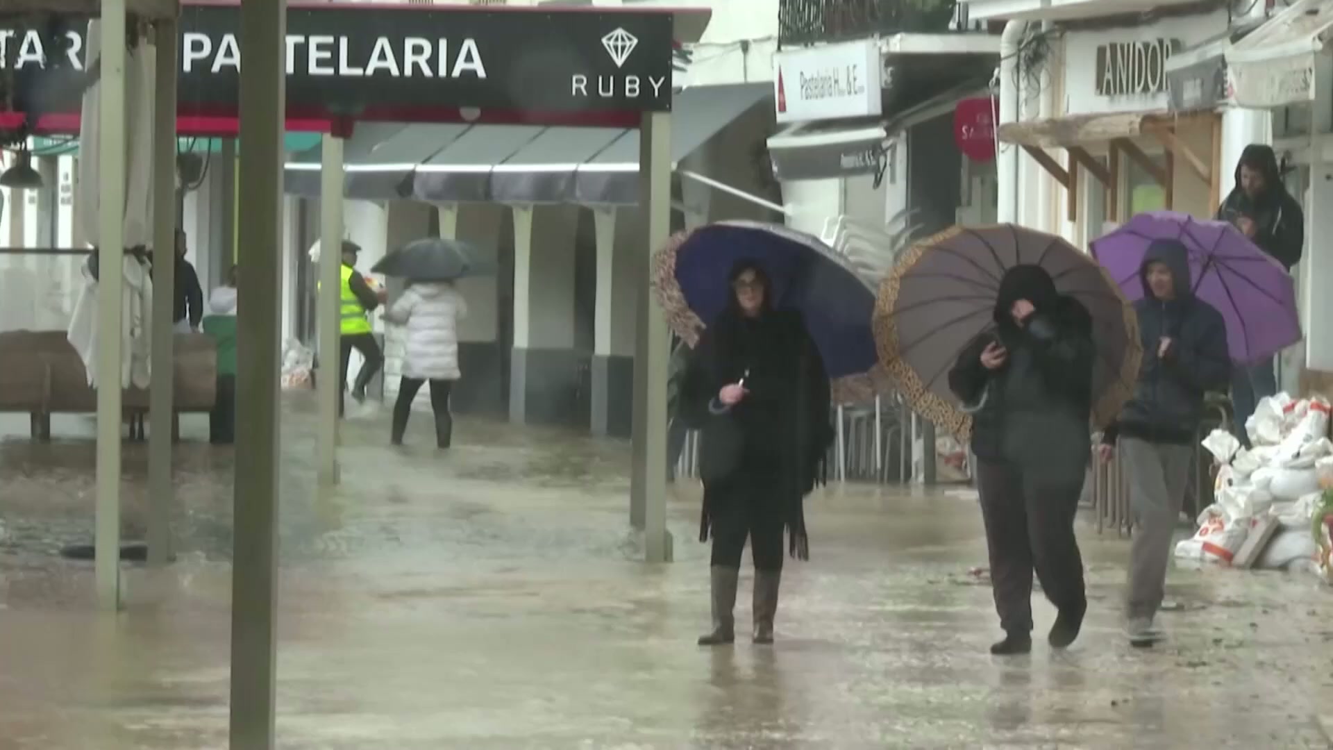 Al menos 1 muerto y miles de evacuados en Portugal y España por la ...