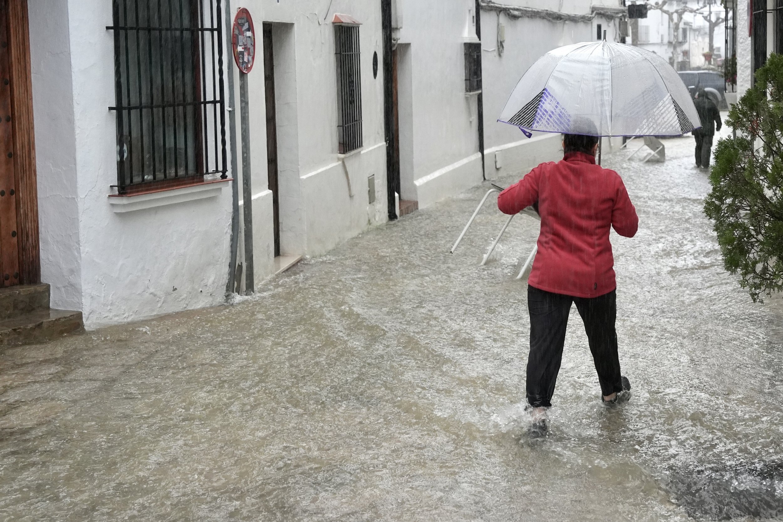Thousands forced to leave their homes across Spain after Storm Leonardo hits<br><br>