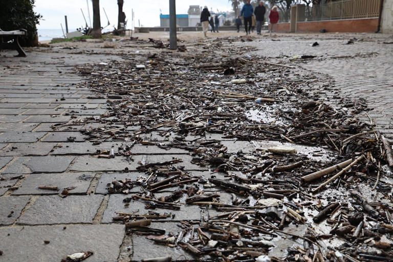 Forte mareggiata e danni a Porto Recanati, lo chalet devastato