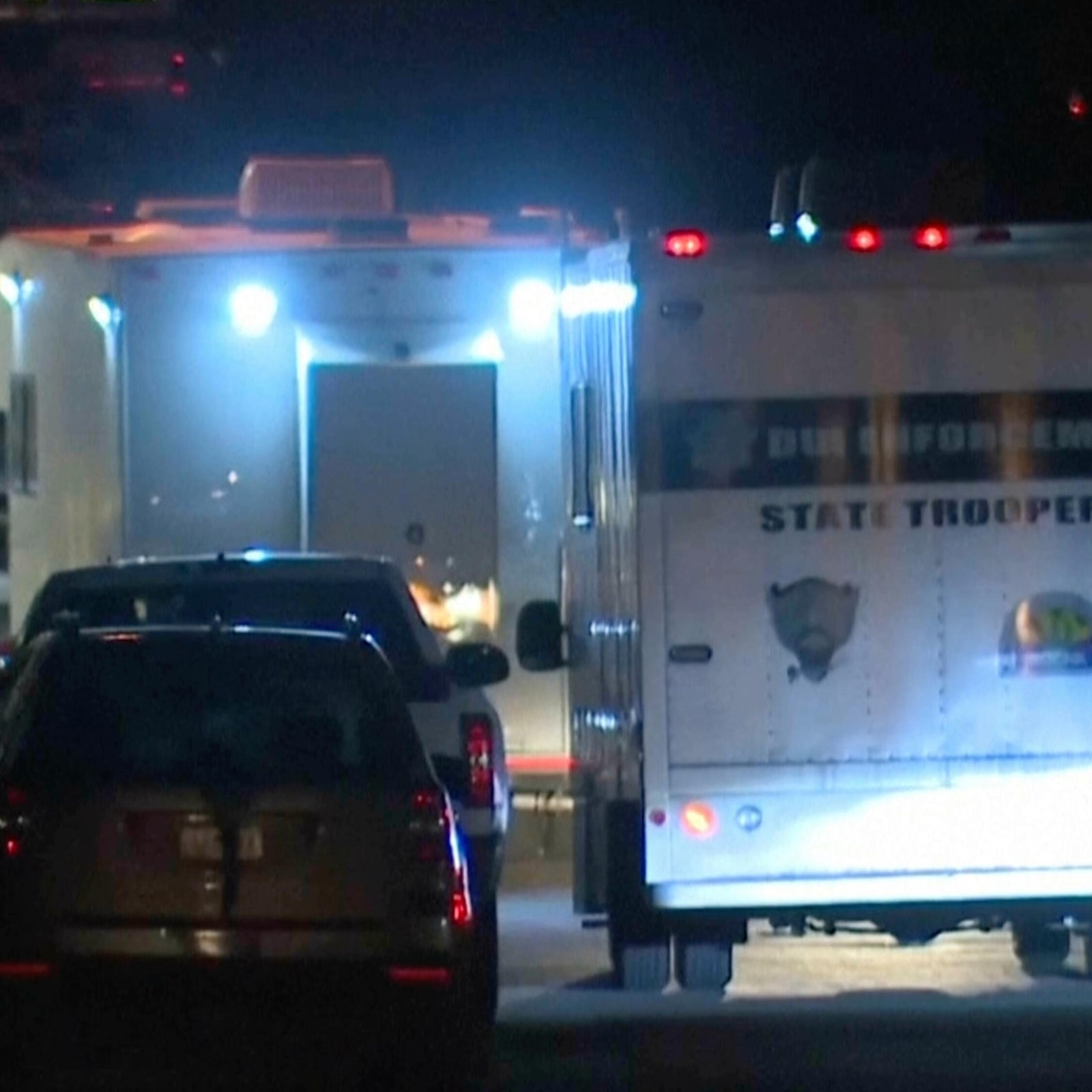 2 killed in police helicopter crash at active shooting scene in Arizona<br>